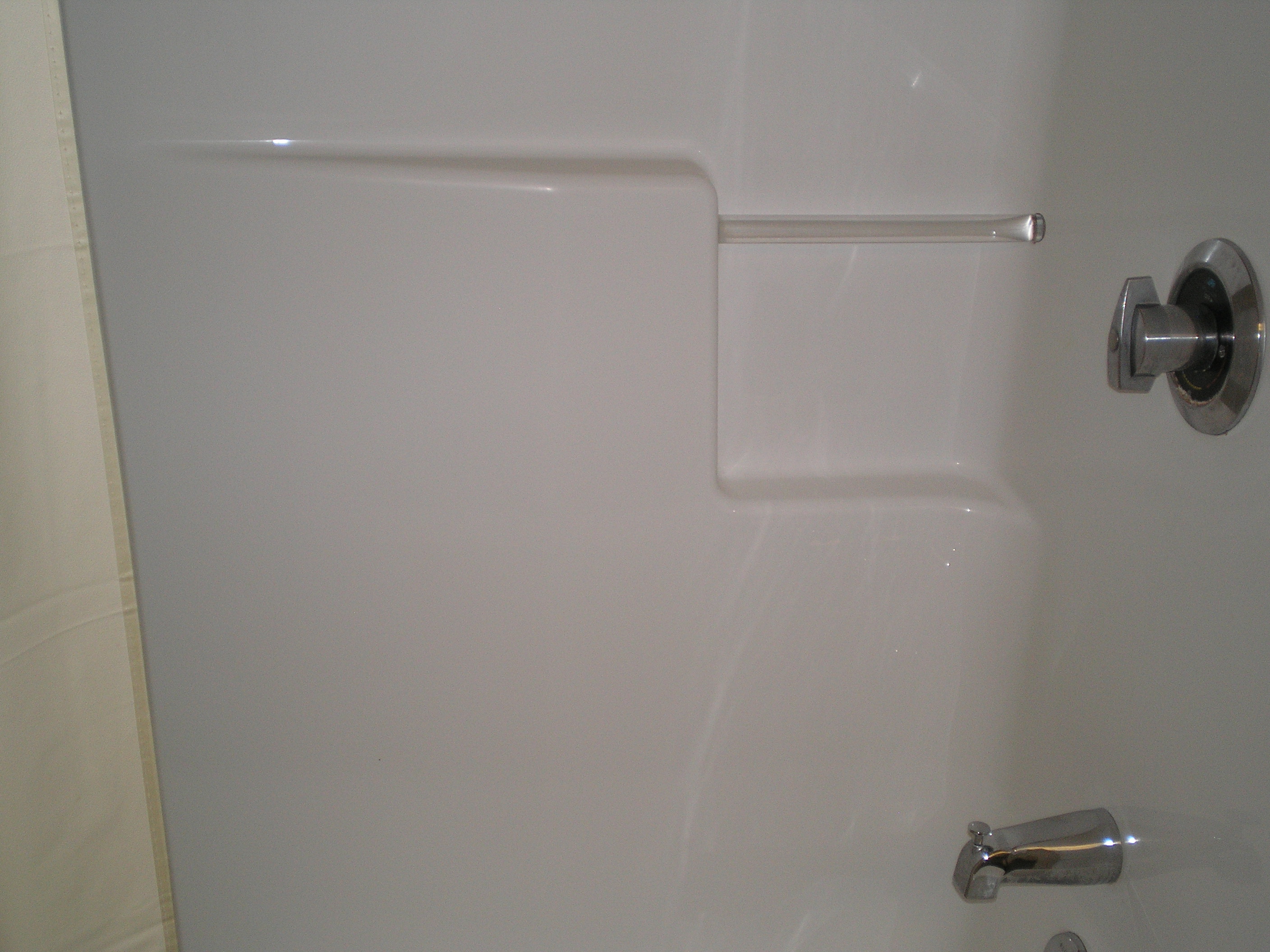 Bathroom tub