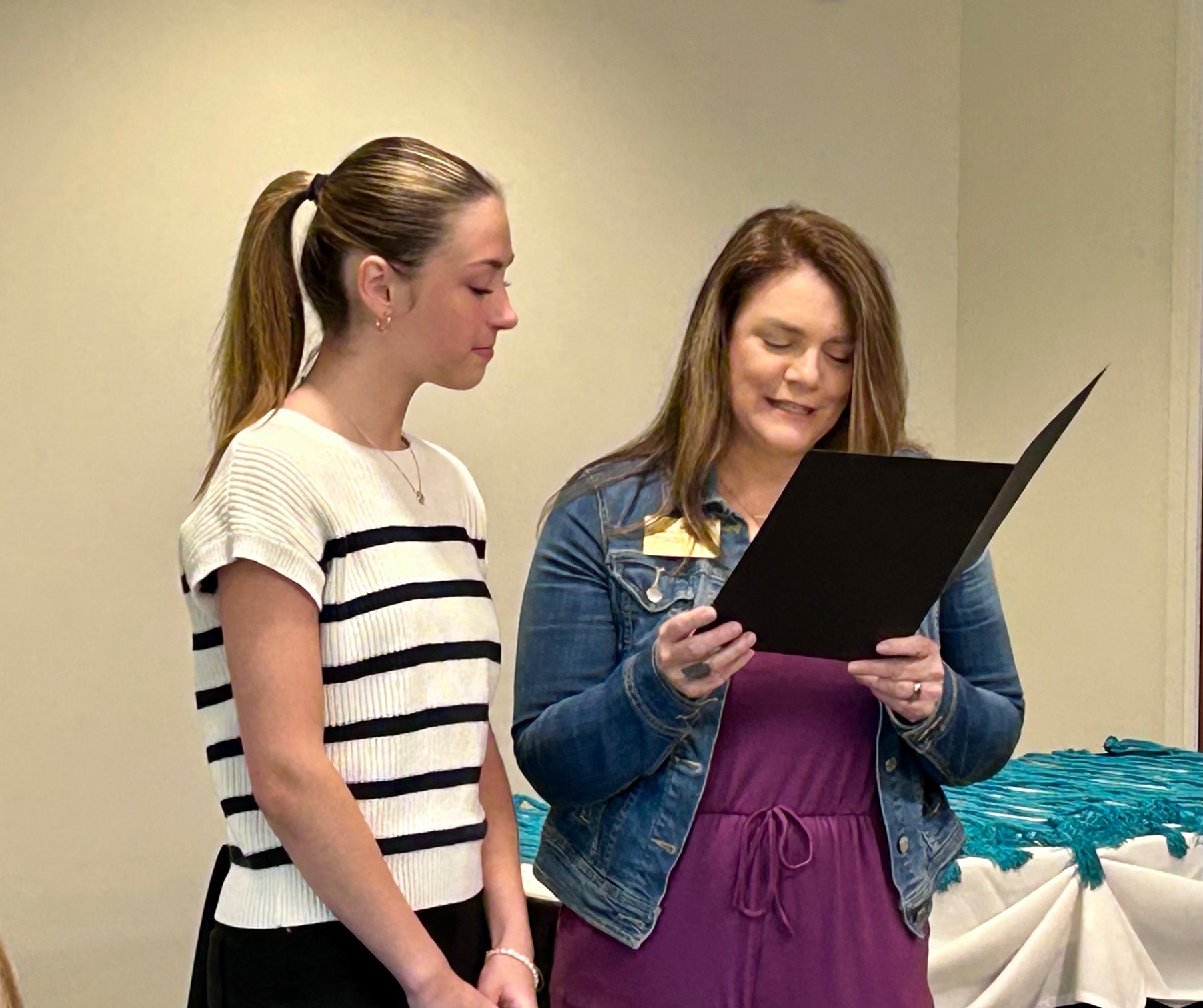 Picture of Violet Hardy accepting award from Dr. Stephanie Jerstad.